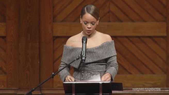 go to Ein Herz aus Gold: Rihanna hält bewegende Rede an Uni